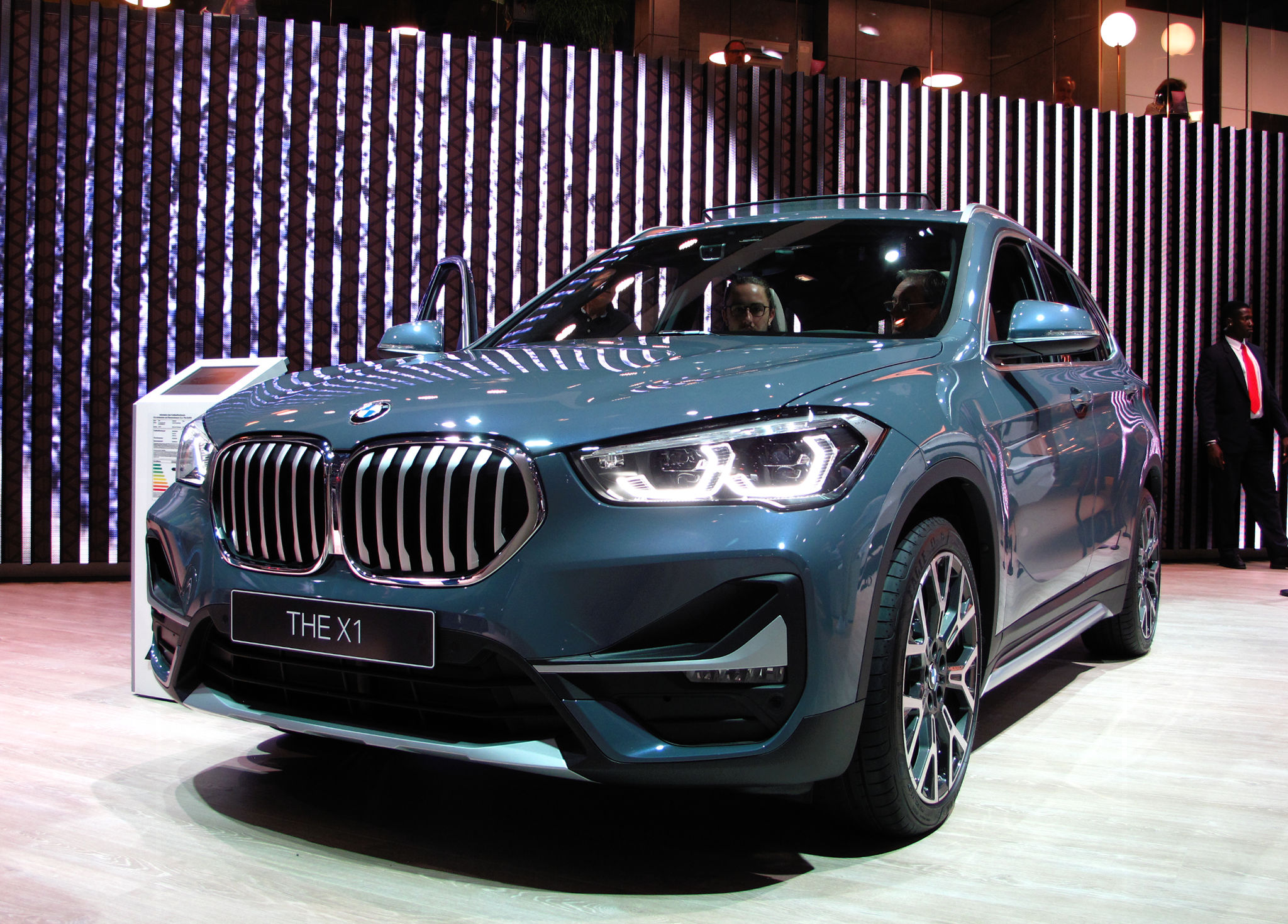 2019 프랑크푸르트 모터쇼에 전시된 흰색 BMW X1 F48 부분변경 모델의 앞쪽