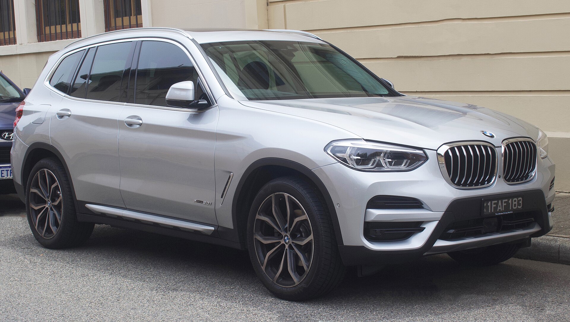 주차된 은색 2018 BMW X3 G01 xDrive30i의 앞쪽과 왼쪽 측면
