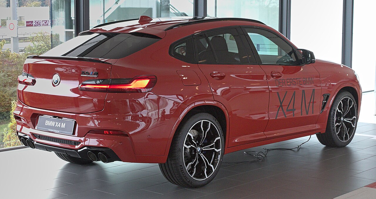 주차된 파란색 BMW X4 M G02의 앞쪽과 왼쪽 측면