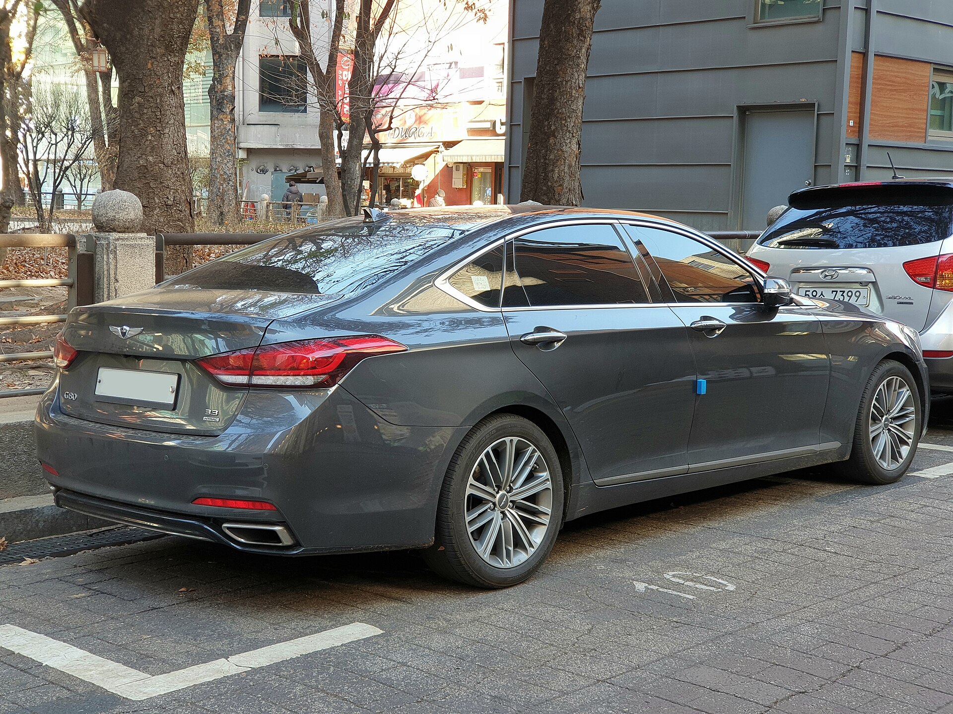 카본 메탈 색상 제네시스 G80 DH의 뒤쪽과 오른쪽 측면